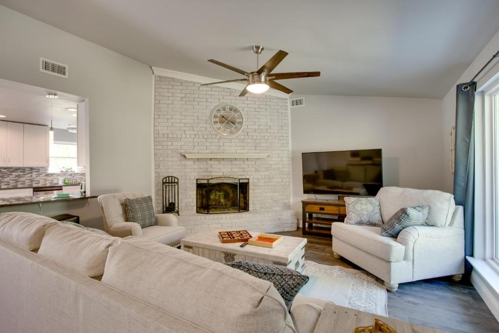 マッキニーにあるabout 3 Mi to Dtwn McKinney Suburban Texas Retreatのソファと暖炉のあるリビングルーム