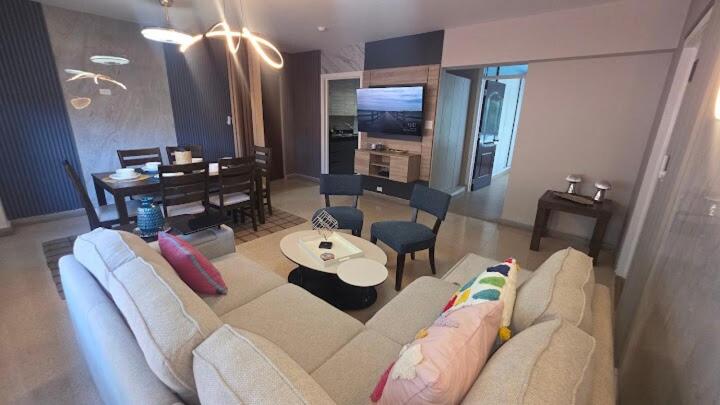 a living room with a couch and a dining room at Esplendido Apartamento in Panama City