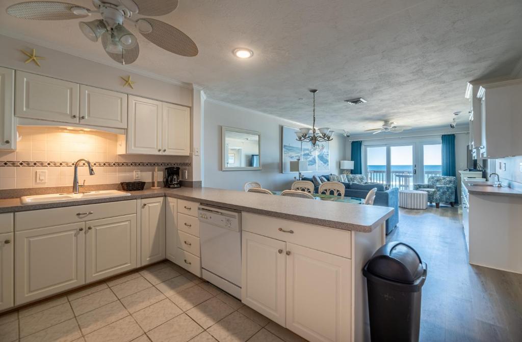 Η κουζίνα ή μικρή κουζίνα στο GSP3 Summer Breeze Oceanfront Condo, Elevator, Pool, Fitness Club!