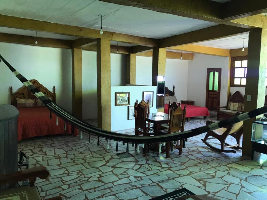 Host Sol في تاكسكو دي الاركون: غرفة مع أرجوحة في منتصف الغرفة