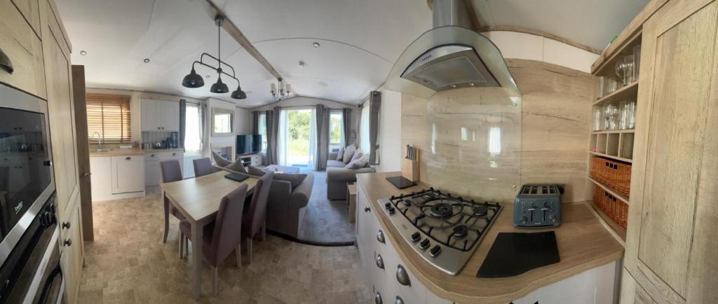 Posezení v ubytování Luxury mini lodge with lakeside views