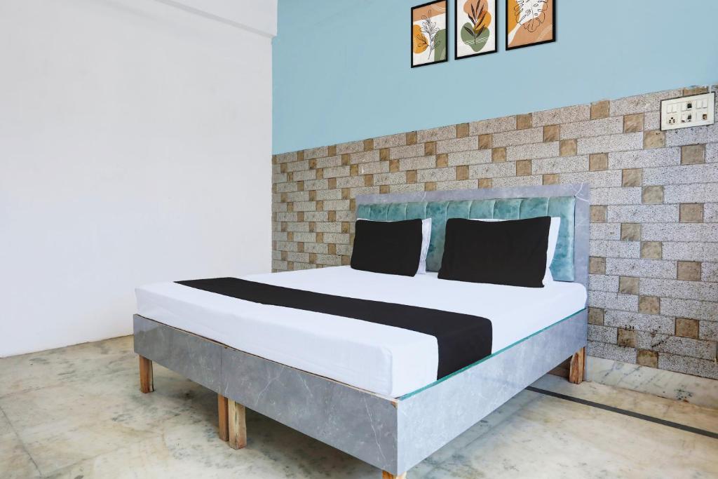 Ένα ή περισσότερα κρεβάτια σε δωμάτιο στο Hotel O SAMRAT HOTEL