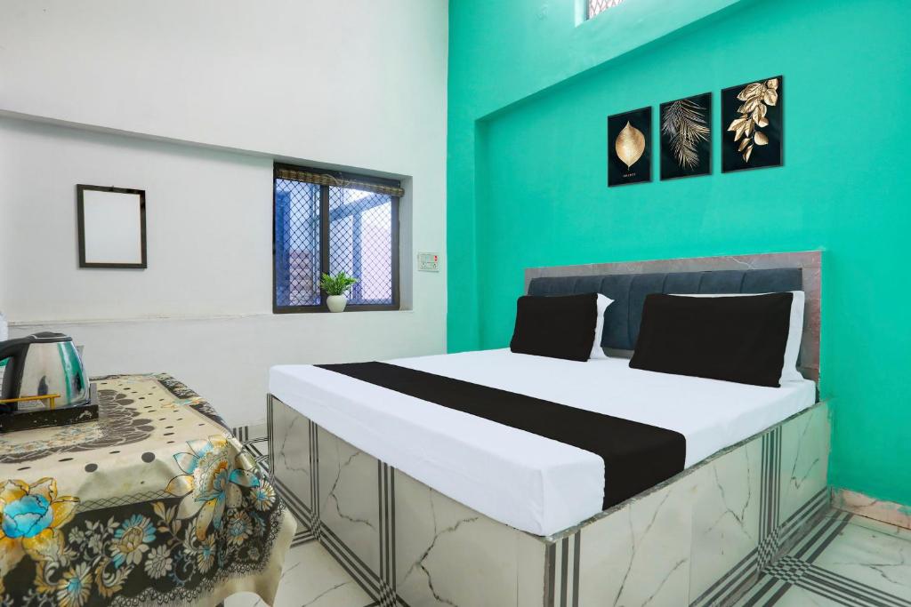 アリーガルにあるHotel O SAMRAT HOTELの青い壁の大きなベッドのある寝室