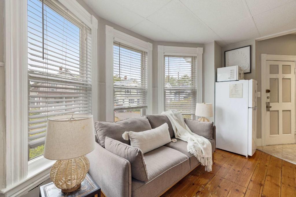 Una sala de estar con un sofá y un refrigerador. en Sleek & Bright 1st Flr Studio Short -Midterm Stays, en Manchester