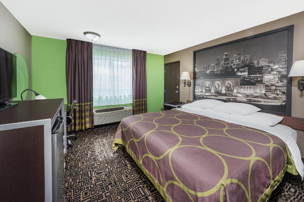 Super 8 by Wyndham Warrensburg - King Room - Disability Access/Non-Smoking