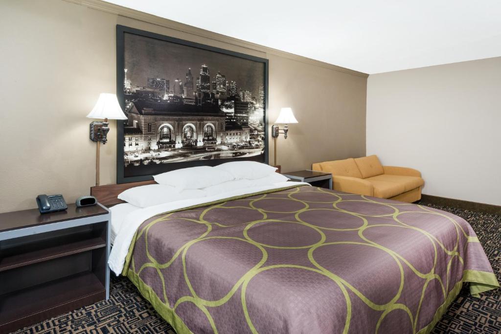 Super 8 by Wyndham Warrensburg - King Studio With Sofa Bed- Non-Smoking