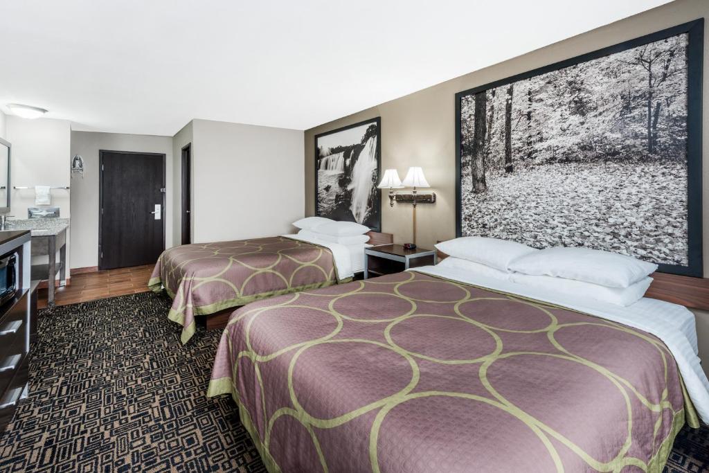 Super 8 by Wyndham Warrensburg - Queen Room With Two Queen Beds - Non-Smoking