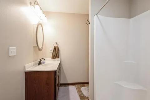 un baño con lavabo y espejo en Newly built single family home, en Cedar Rapids
