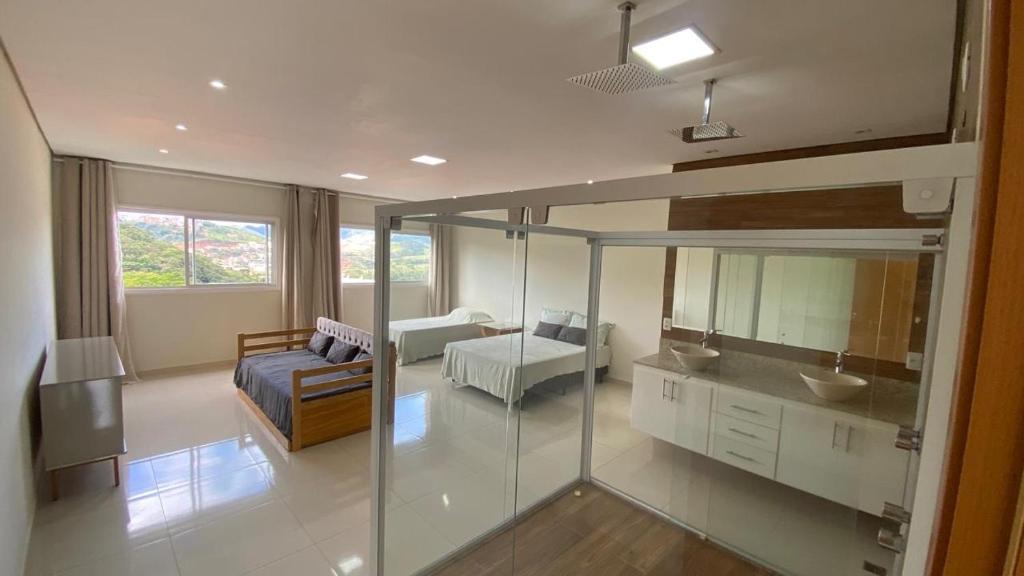 a living room with a sink and a mirror at Cobertura Duplex in São Lourenço