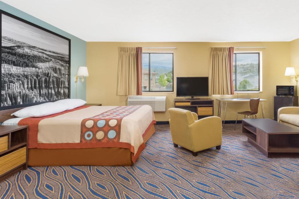 Super 8 by Wyndham Cedar City - King Studio Suite - Non-Smoking