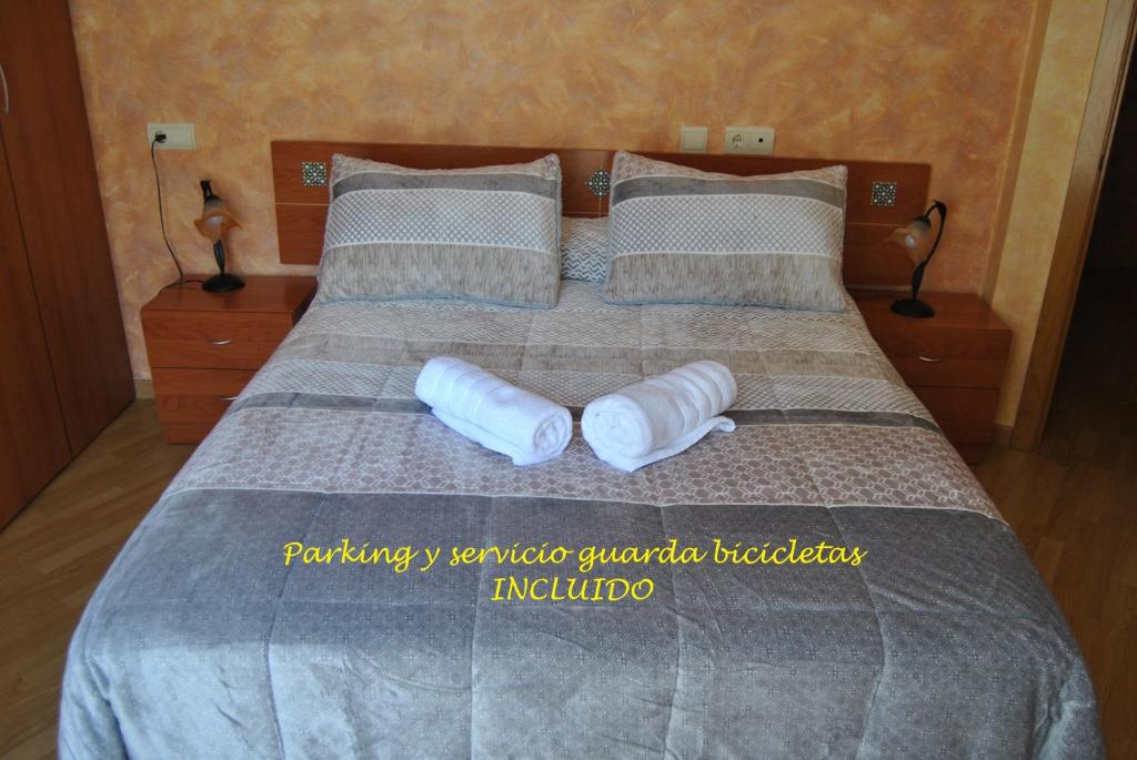 テルエルにあるCasa el Alfar mudéjarのベッド1台(白い枕2つ付)