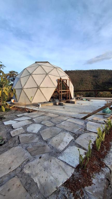 una grande cupola è in costruzione in un campo di Zaca Domos l Ouro Preto - MG a Mariana