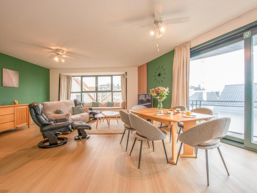 a living room with a chair and a table at Delfien A in Galopen