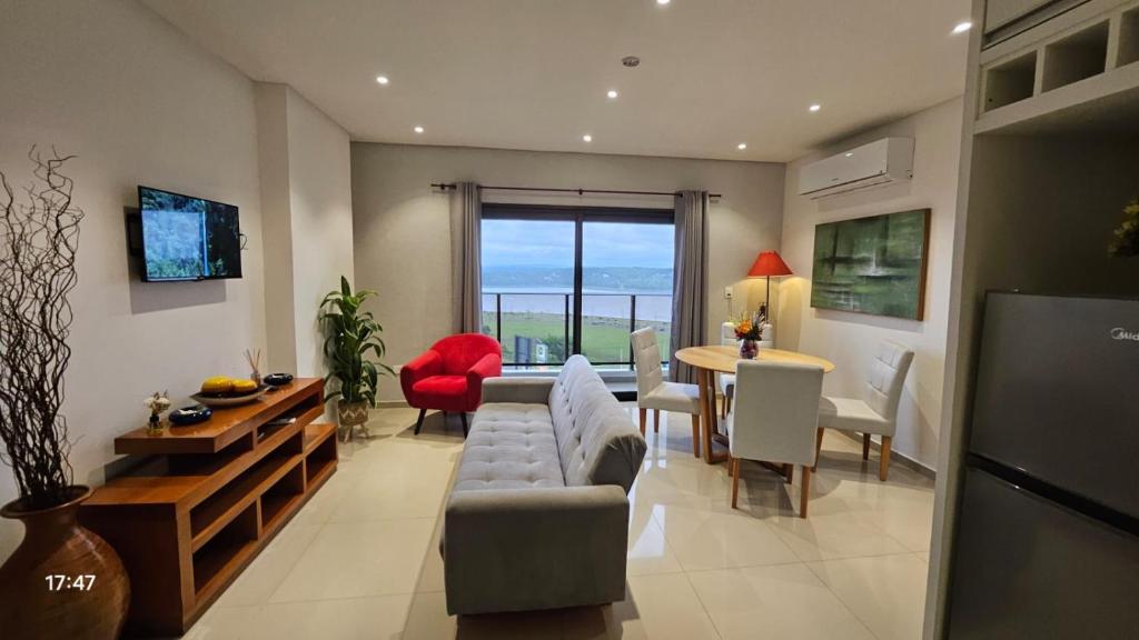 エンカルナシオンにあるRefugio Paranáのソファとテーブルのあるリビングルーム