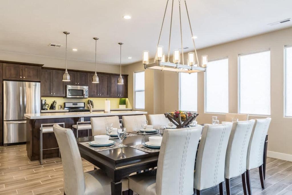 une cuisine et une salle à manger avec une table et des chaises dans l'établissement 24| Bartlett Place in St George with 3 Master Suites, à Santa Clara