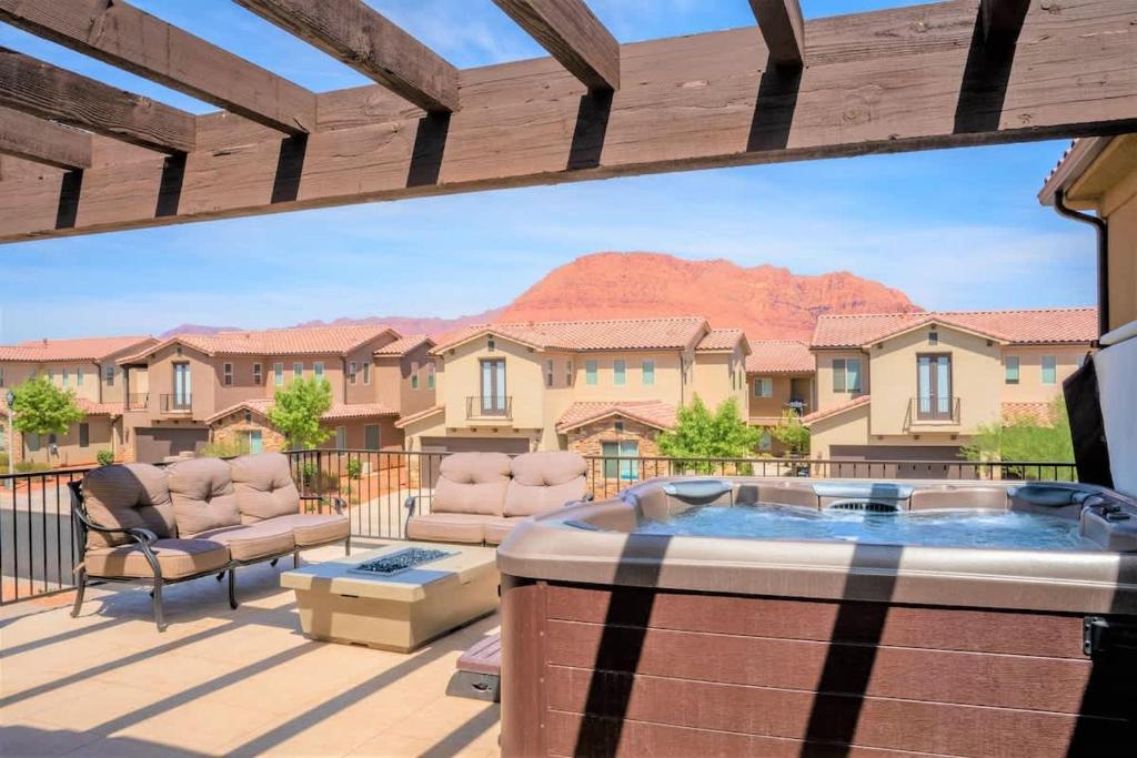 un bain à remous sur une terrasse avec vue sur la montagne dans l'établissement 85| Southern Comfort in St George with Hot Tub, à Santa Clara