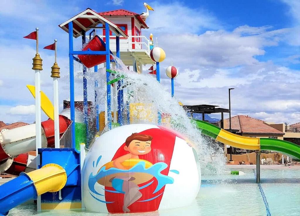 un parc aquatique avec un toboggan dans l'établissement 82| Crescent Cove in St George near Resort Waterpark, à Santa Clara