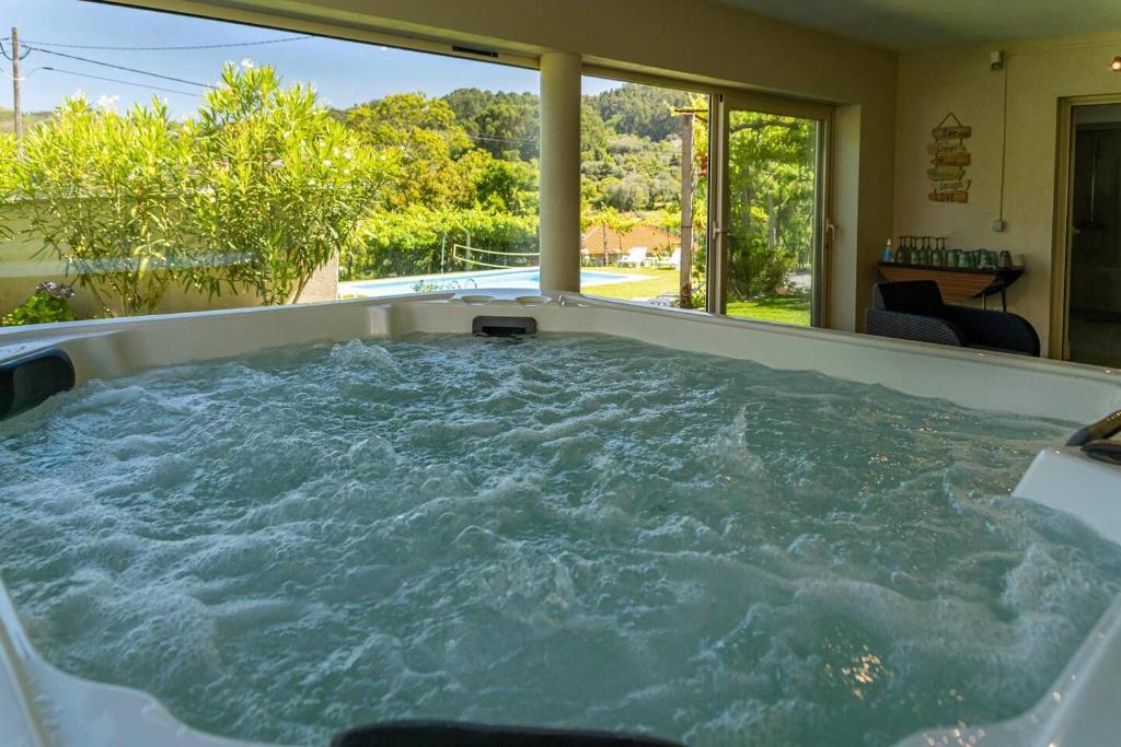een grote jacuzzi in een huis bij Casa do Cabo Ponte de Lima - Jacuzzi and Pool in Ponte de Lima