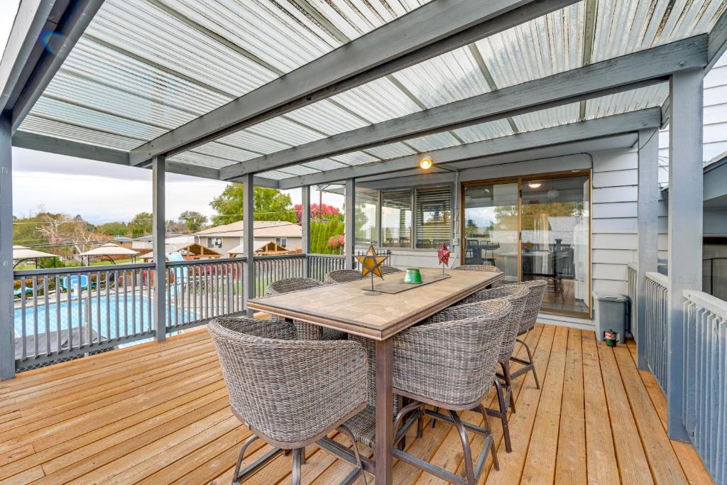 Bazén v ubytování 3 Mi to Dtwn Yakima Play and Stay in the PNW! nebo v jeho okolí