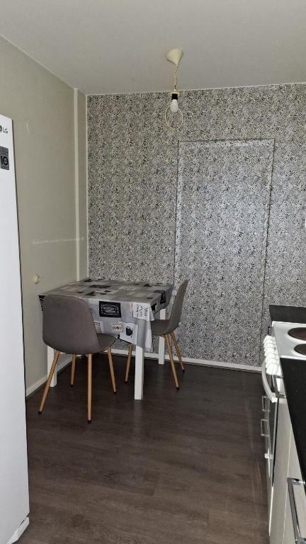 a kitchen with a table and chairs in a room at HH Huoneistot kaksio kolmelle in Forssa