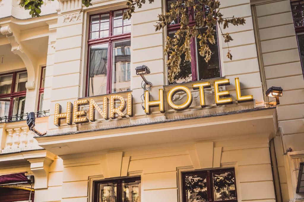 uma placa de hotel na frente de um edifício em Henri Hotel Berlin Kurfürstendamm em Berlim