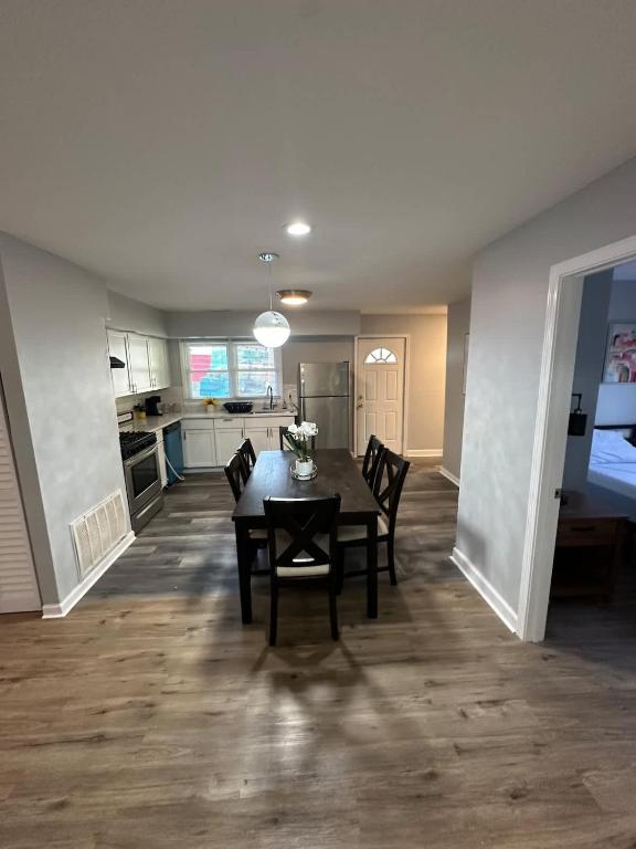 Una cocina y un comedor con mesa y sillas. en Ranch Single Level Home near downtown Tinley Park, en Tinley Park