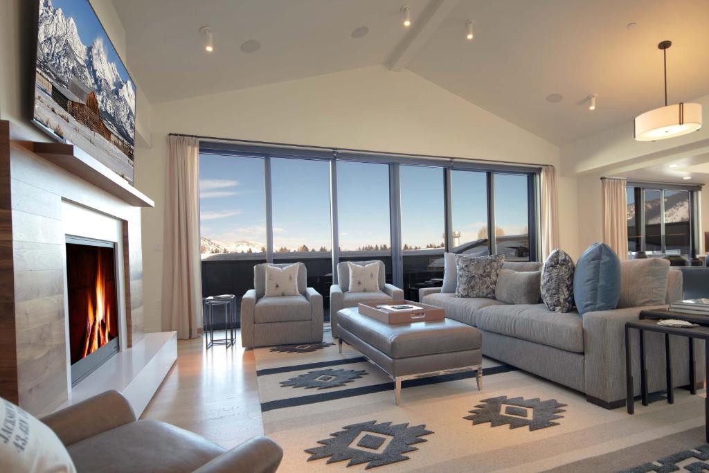un soggiorno con divano e camino di Town Hill Penthouse a Jackson