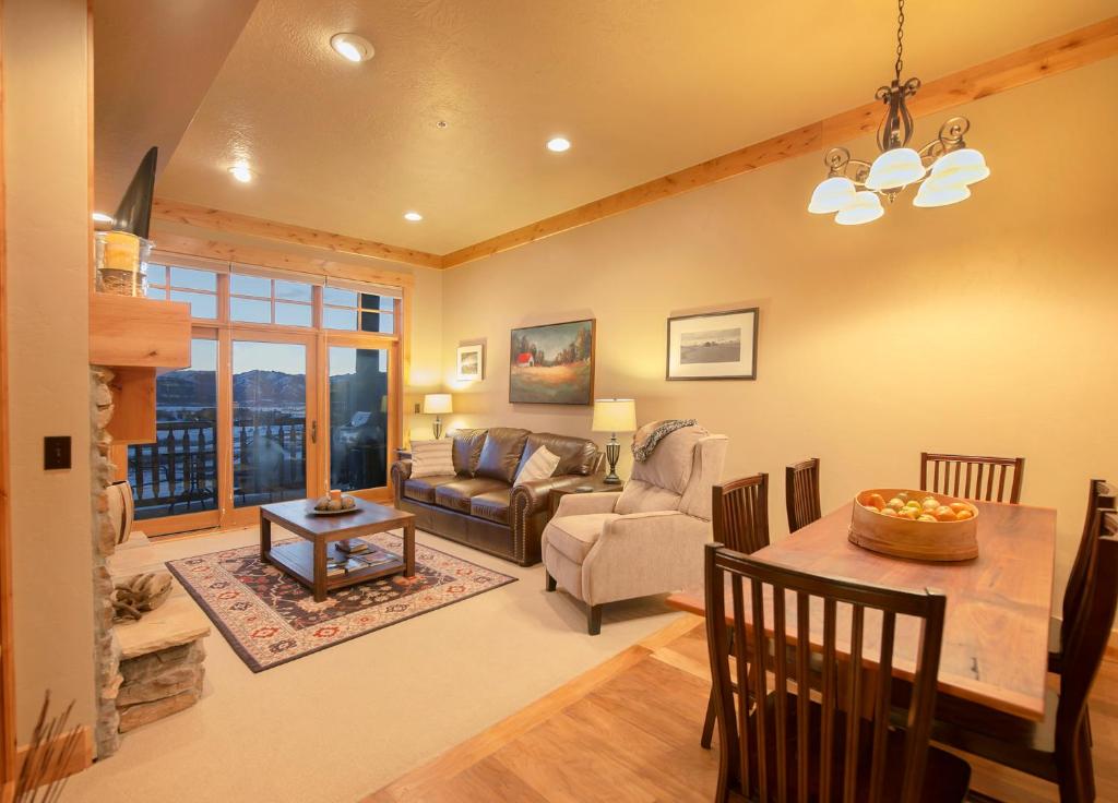 Un lugar para sentarse en Palisades Lodge Suite 207