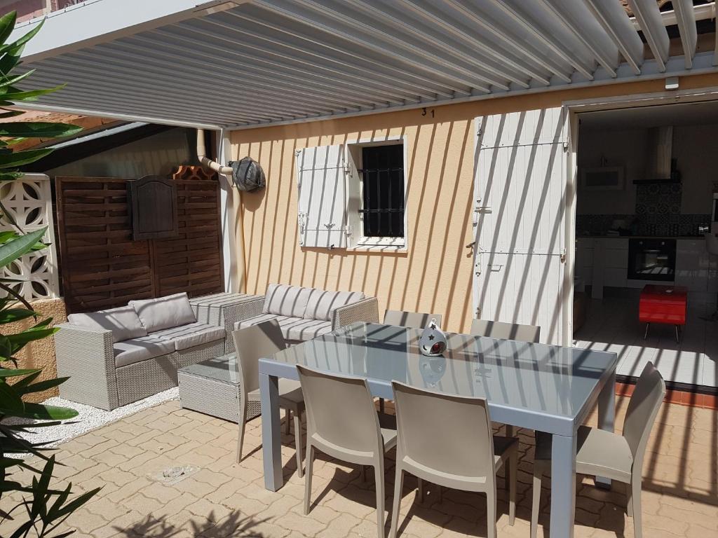 Maison tout confort avec extérieur face à l'étang