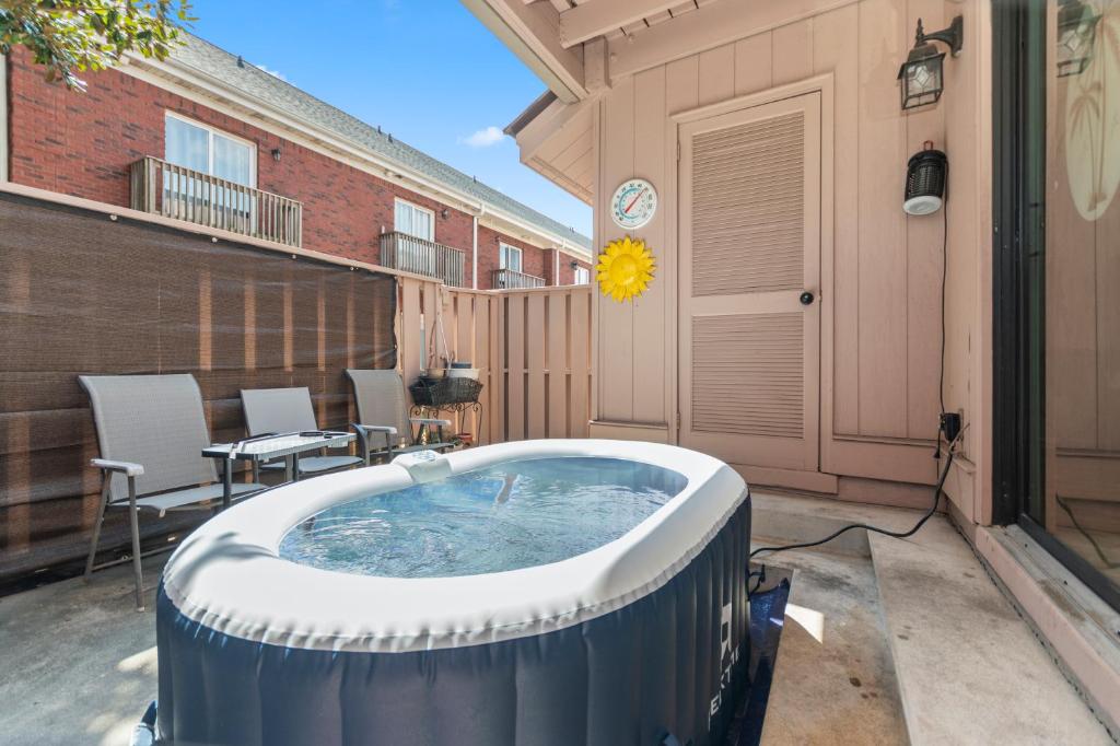 Fotografie z fotogalerie ubytování 3 min walk to beach, 2 person hot tub, 1 mile drive to airport v destinaci Myrtle Beach