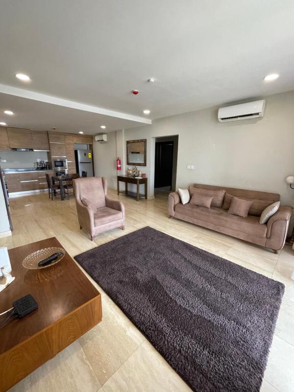 OtinshiにあるKnightsbridge Apartment K10のソファとテーブルのあるリビングルーム