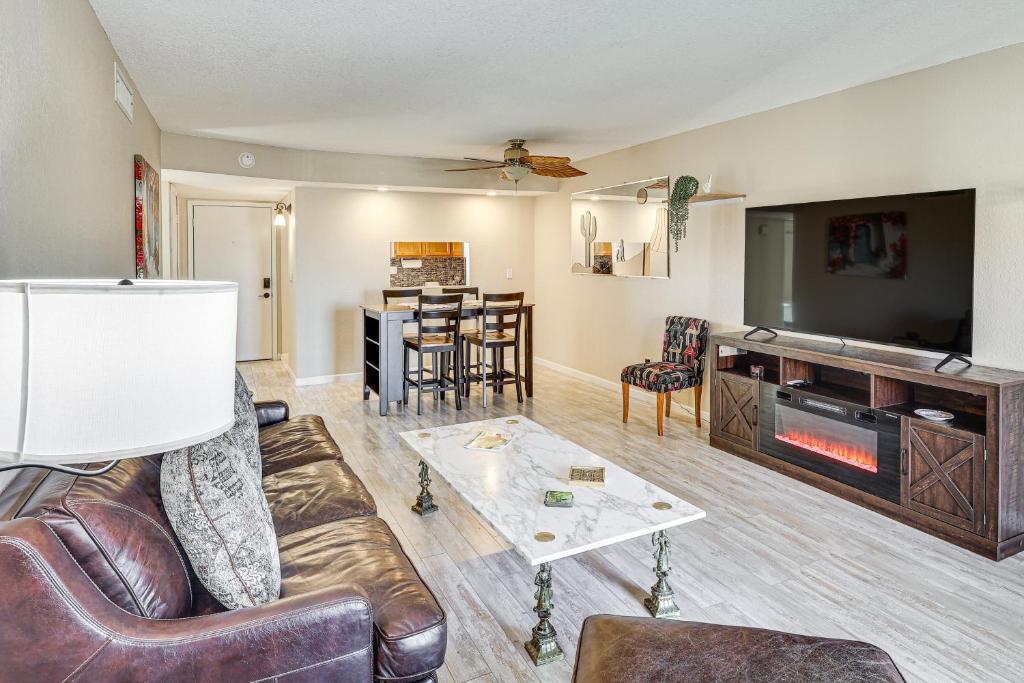 un salon avec un canapé et une table dans l'établissement Pool, Lake and Sun! Havasu Hot Spot By London Bridge, à Lake Havasu City