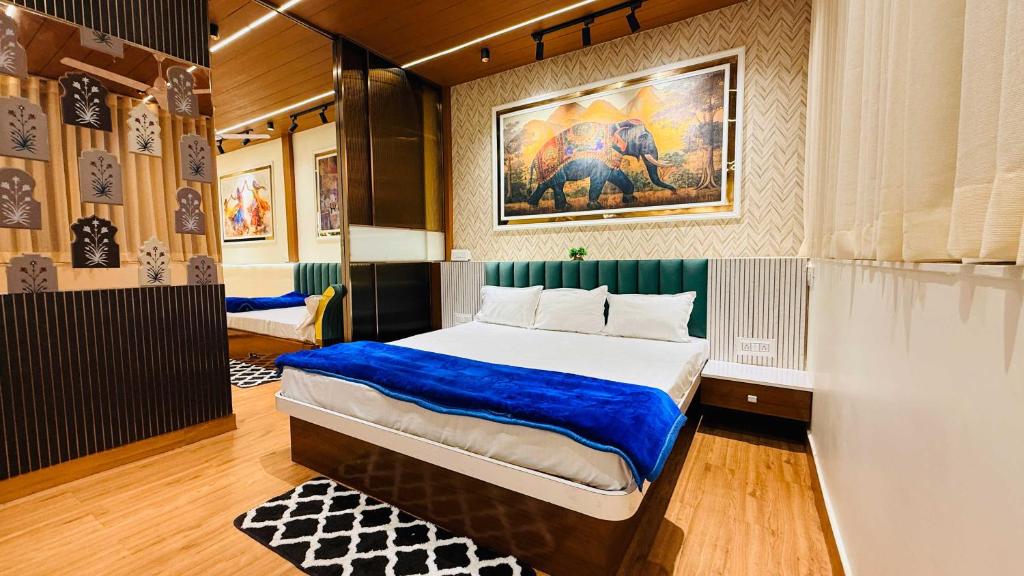 Ένα ή περισσότερα κρεβάτια σε δωμάτιο στο The Leela Villa Stay Nest