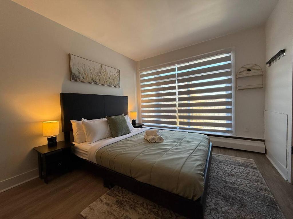 a bedroom with a bed with a cat laying on it at McGill Les petits studios in Montréal