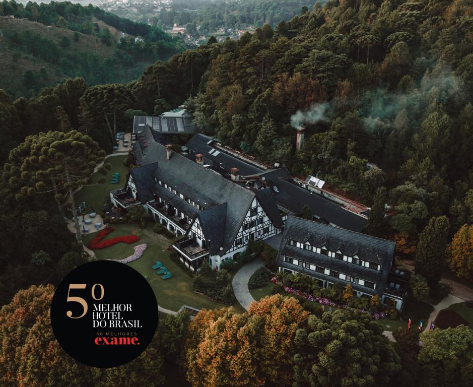 een luchtzicht op een gebouw midden in een bos bij Ort Hotel in Campos do Jordão