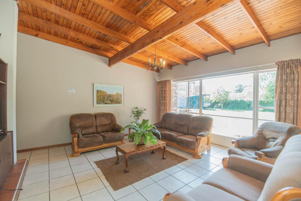 Posezení v ubytování 7 Bedroom House - Summerstrand Port Elizabeth