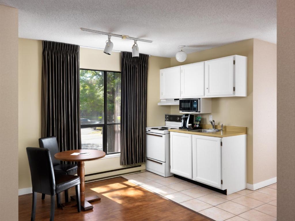 Una cocina o zona de cocina en Huntingdon Hotel and Suites