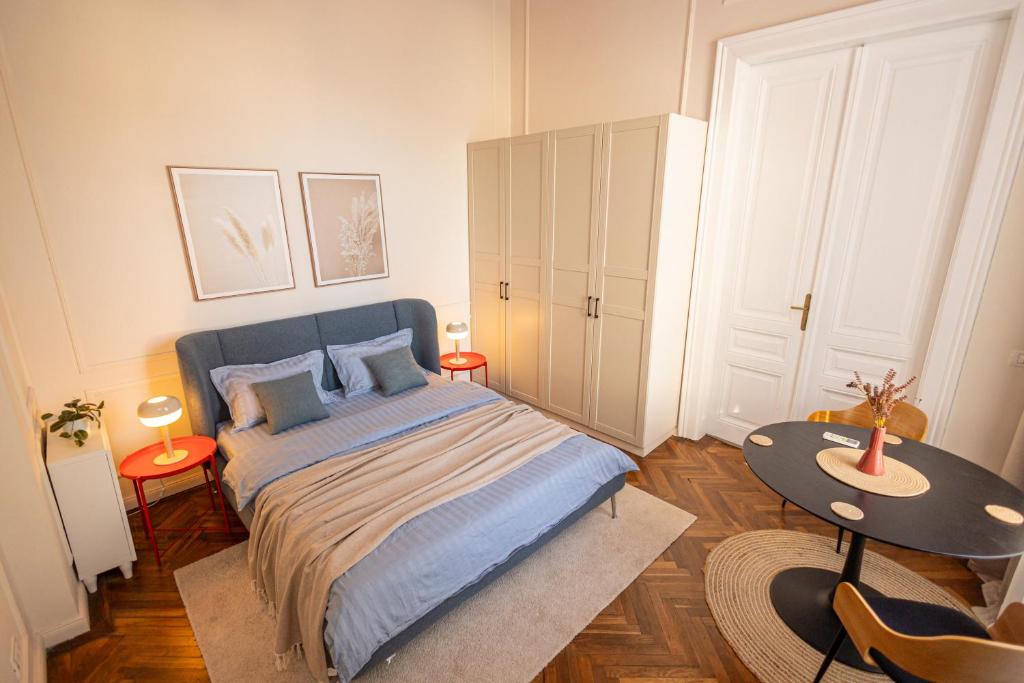 Ένα ή περισσότερα κρεβάτια σε δωμάτιο στο Central Retreat Arad - Cozy&Charming Apartment