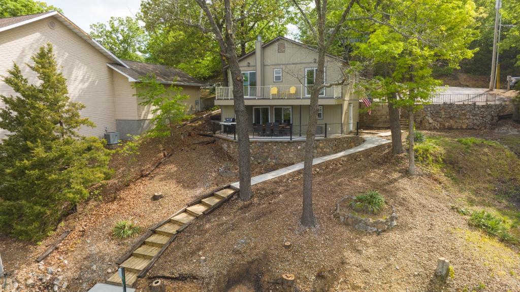 Zahrada ubytování Amazing Lakefront Paradise with Perfect Location