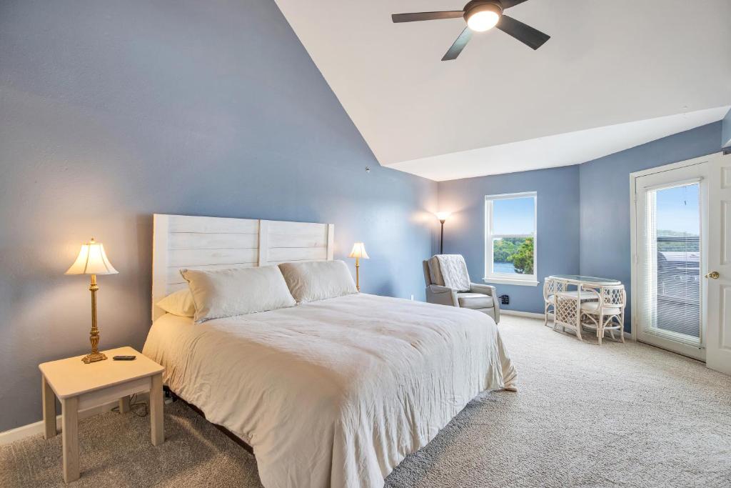 Ένα ή περισσότερα κρεβάτια σε δωμάτιο στο Amazing Views from Balcony, Loft & Gated Pool