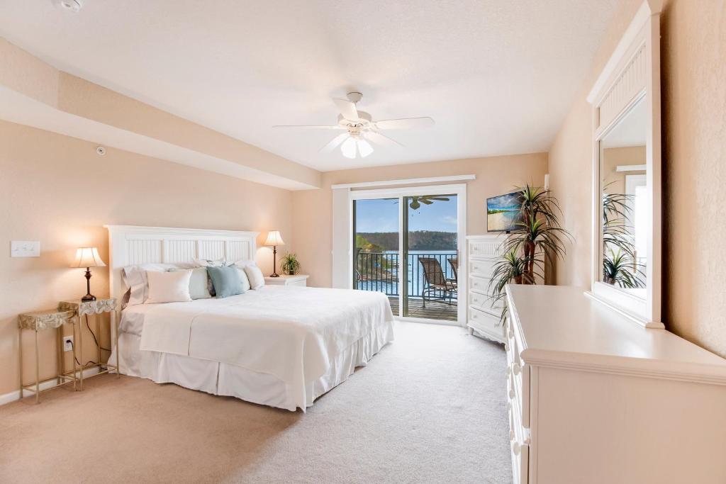 Ένα ή περισσότερα κρεβάτια σε δωμάτιο στο Amazing Lake Views Within State Park - Gated Pool