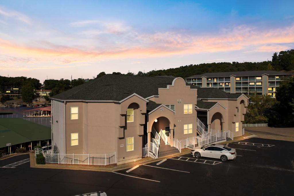 een gebouw met een auto geparkeerd op een parkeerplaats bij Central Location, Pool Access & Breathtaking Views in Four Seasons