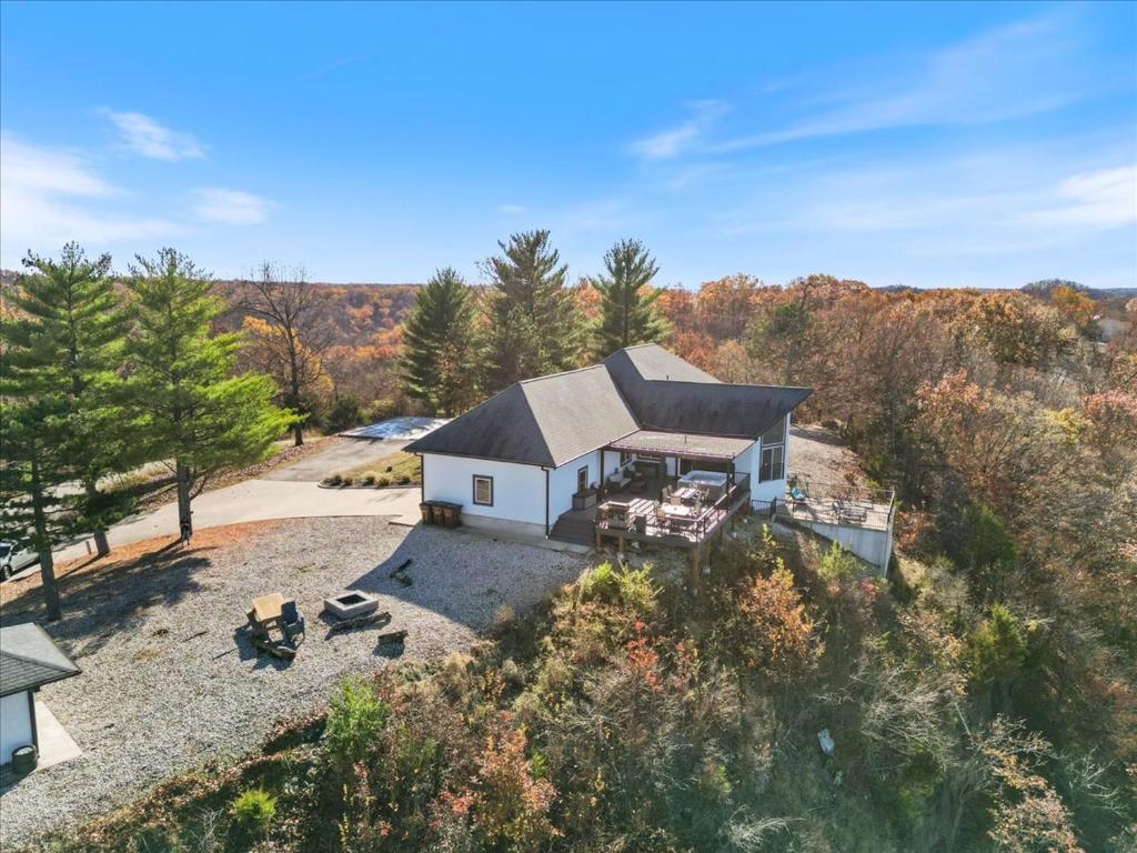 eine Aussicht auf ein weißes Haus mit einem Dach in der Unterkunft Amazing Sunset Lake Views, Huge Deck & Hot Tub! in Sunrise Beach