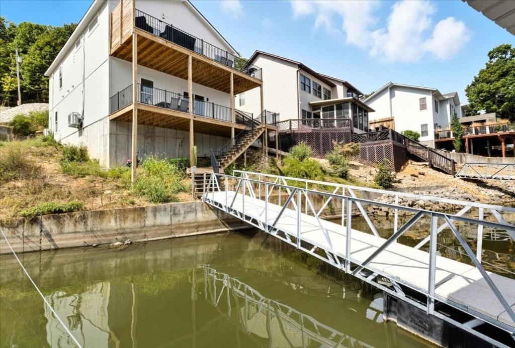 Výhled na řeku, která protéká v blízkosti prázdninového domu