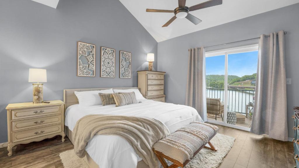 Postel nebo postele na pokoji v ubytování Boat Slip, 3 Pools, Golf, Ozarks Ampitheater, & Amazing Lake Views at the 13mm Big Niangua