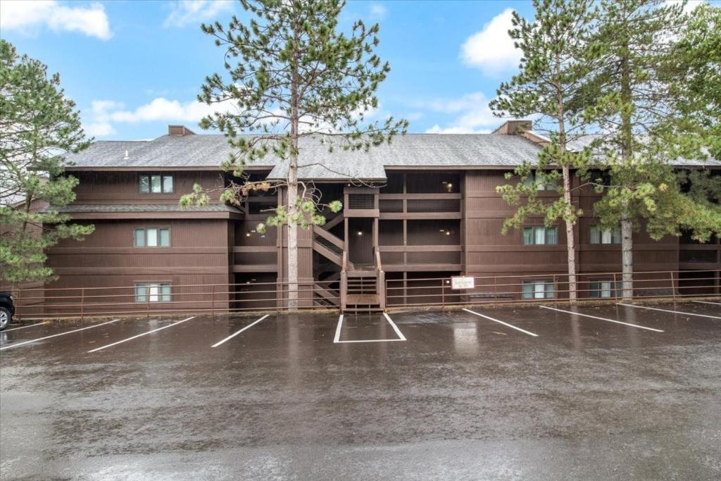 ein Gebäude mit einem Parkplatz davor in der Unterkunft Excellent Family Stay w/ Boat Slip, 2 Pools, Hot Tub, Courts & Arcade Games in Damsel