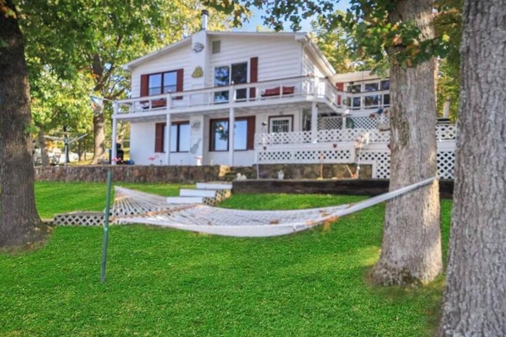 Zahrada ubytování Amazing Lake Experiences! Private Hot Tub, Aamazing Dock, Firepit & Two Layers of Decks