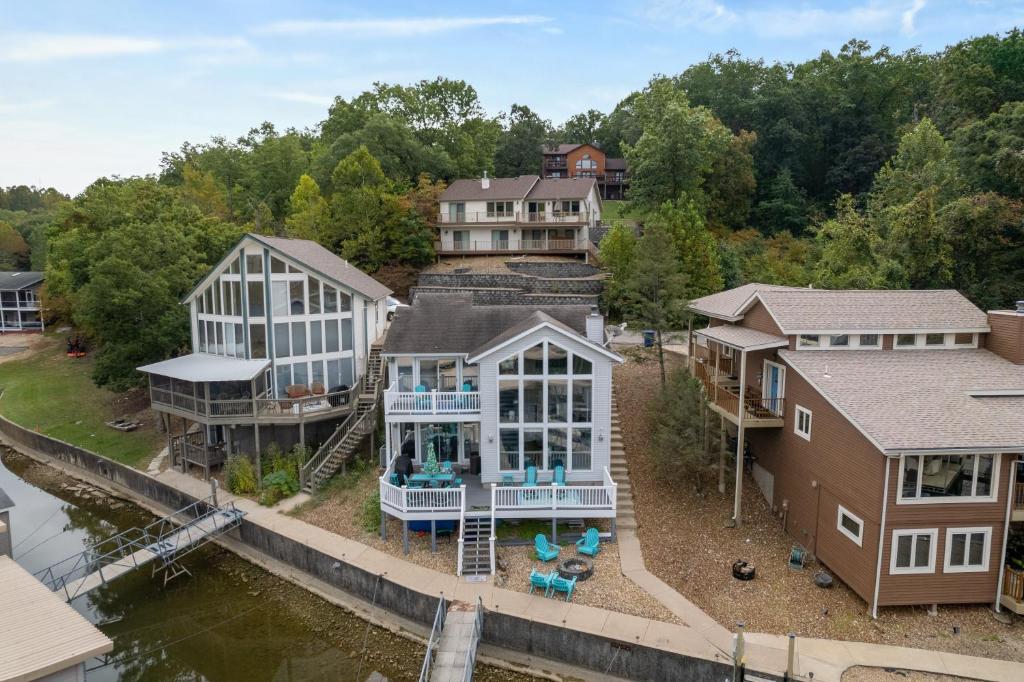 una vista aérea de una casa al lado del agua en Amazing Wall of Windows, Swim Dock & Pet Friendly, en Arrowhead Beach