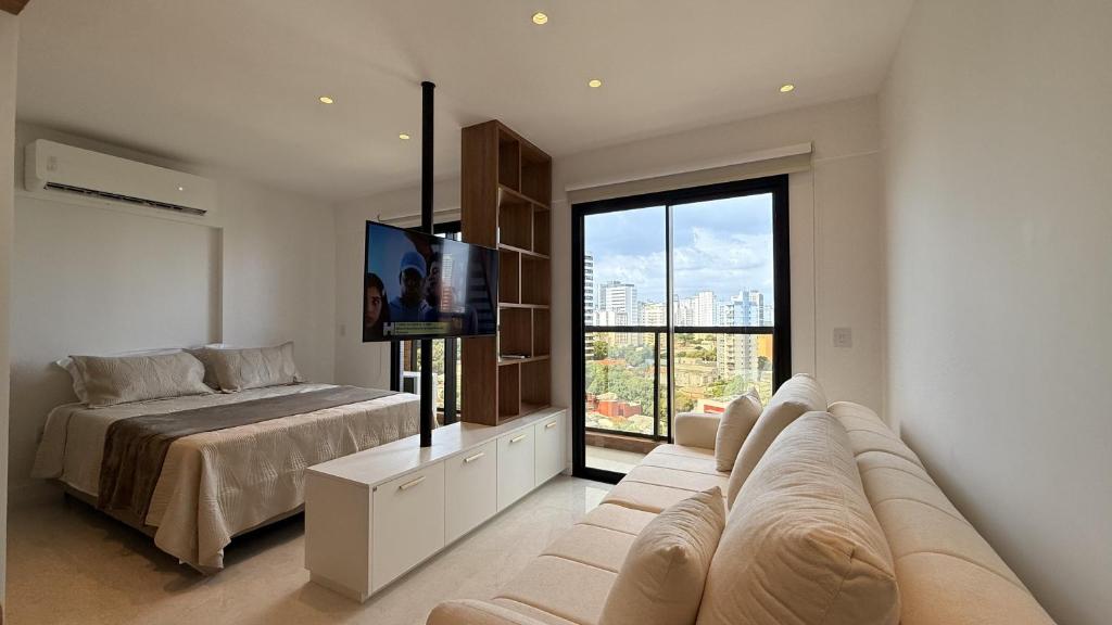 ベレンにあるStudio 905 - COP30 Belém PAのベッド、ソファ、テレビのある寝室