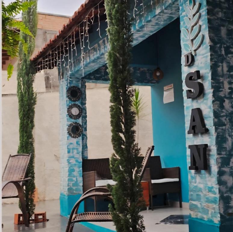 ヴィニェードにあるPousada D'sanの建物前のヤシの木